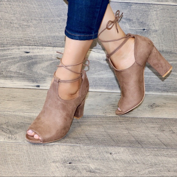 Shoes - LAST 1🎀Vegan suede peep toe lace up low cut heels